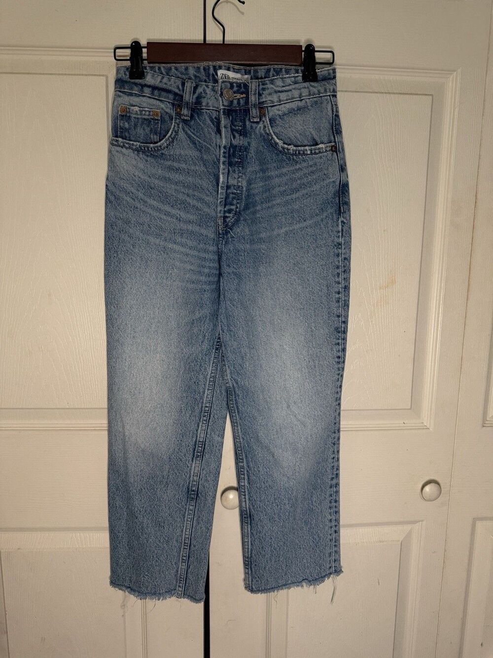 Zara Women’s Jeans US Size 2 Slightly Distressed Cropped Straight Leg Light Wash